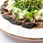 鰹のたたき 新玉ねぎとピーマンのレリッシュがけ