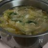 【ほっこり温まる♡】白菜とえのきのとろたまスープの工程2