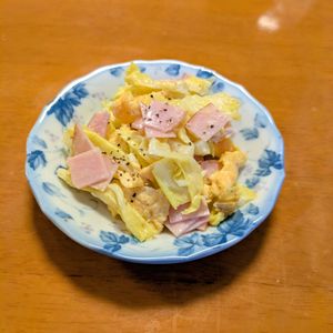ゆきまる🐬🫧の作ってみた!投稿(キャベツと卵のごまマヨサラダ【#レンジ #包丁不要】)