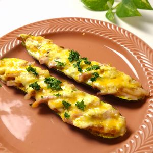 とのちゃまの作ってみた!投稿(じゅわとろ♡とろけるズッキーニボート♩味見でなくなる美味しさ)