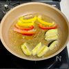 さっぱりとおいしい♩エビと夏野菜の揚げ浸しの工程2
