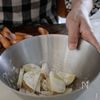 簡単で美味しい【新じゃがとブロッコリーのコンソメチーズ炒め】の工程5