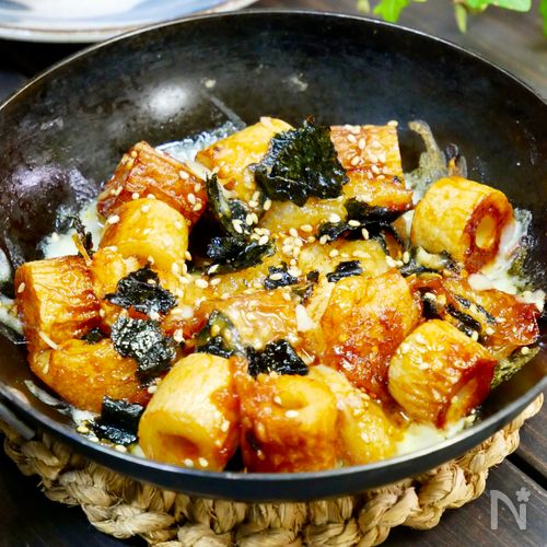 余ったお餅で簡単♪ちくわとコチュジャンのおもチーズ焼き