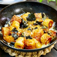余ったお餅で簡単♪ちくわとコチュジャンのおもチーズ焼き
