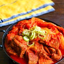 モクサルキムチチム(豚肩ロース肉のキムチ煮込み)