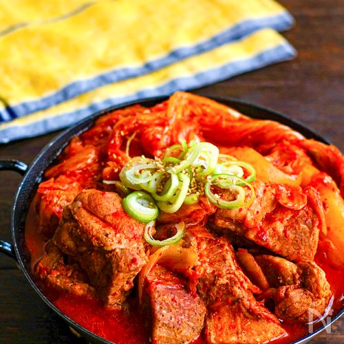 モクサルキムチチム(豚肩ロース肉のキムチ煮込み)