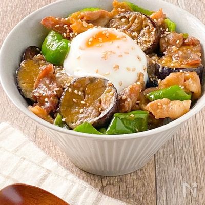 【スタミナ満点♪】なすと豚バラの味噌たま丼