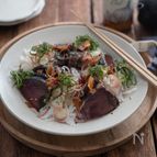 新玉ねぎと鰹のたたきのガーリックサラダ。