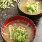 ニラと小葱の茎ともやしの中華味噌汁