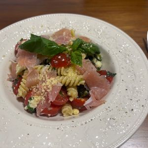こむぎの作ってみた!投稿(トマトとモッツァレラのオーリオバジルのサラダパスタ)