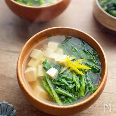 さっと作れる!豆腐と春菊のすまし汁