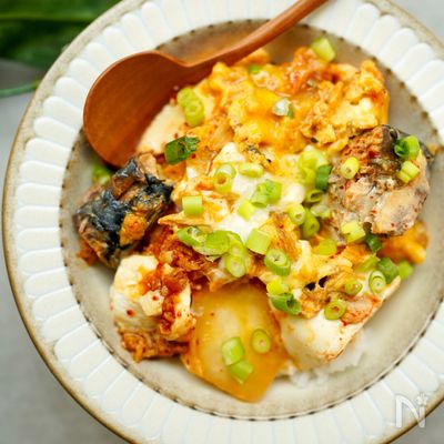 包丁使わずに♬【鯖缶キムチの卵とじ丼】