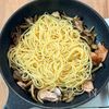 【簡単◎旨みたっぷり♪】鮭ときのこのごま醤油ガーリックパスタの工程2