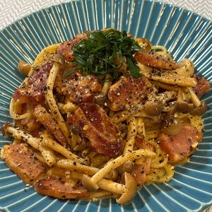 楽ラク手抜キッチン🐶🐾の作ってみた!投稿(美味しすぎる…！！【しめじとベーコンの濃厚和風カルボナーラ】)