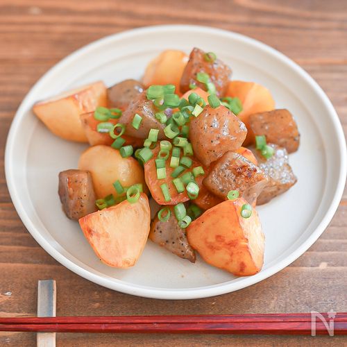 ボリューム一品！こんにゃくとじゃがいもの白だしバター炒め