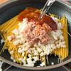 【フライパンに入れて待つだけ◎】ツナトマパスタの工程1