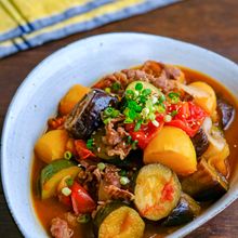 トマトで煮込む夏野菜肉じゃが