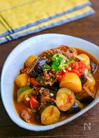 トマトで煮込む夏野菜肉じゃが