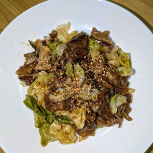joe sanの作ってみた!投稿(キャベツと舞茸と牛こまのオイぽん味噌炒め)