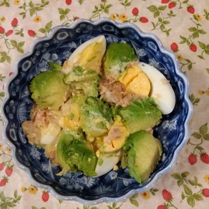 まゆぴょんの作ってみた!投稿(ゆで卵アボカドトマトの3色サラダ)