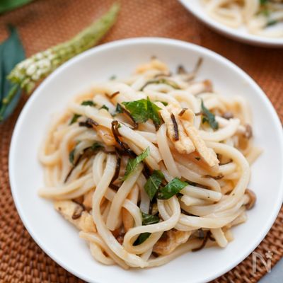 少ない材料で♪塩昆布と油揚げの焼きうどん