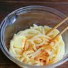 うどんスープを混ぜるだけで簡単！釜玉ねぎバターうどんの工程1