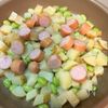 『パクパク止まらない！』ウインナーとポテトと枝豆のカレー炒めの工程2