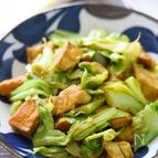 【春キャベツと絹揚げのカレーガーリック炒め】肉なしヘルシー♪