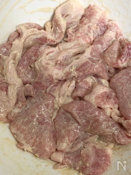 豚肉に下味を付け、玉ねぎを切る