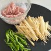 子どもウケ抜群！【豚こまとじゃがいものオイケチャ炒め】の工程1