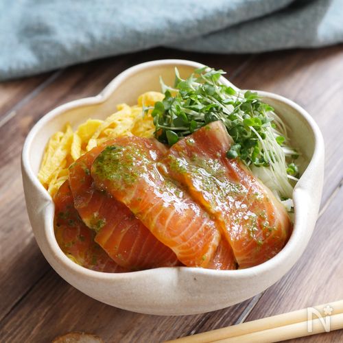 〈サーモンバジル丼〉買ってきたお刺身をちょこっとアレンジ♪