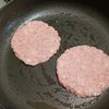 食パンで手軽に！ダブルチーズバーガーの工程5