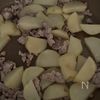 新じゃがとスナップえんどうの生姜そぼろ餡の工程1