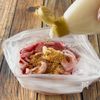 【豚こまのコンソメ唐揚げ】もんで焼くだけ！カリっとやみつき◎の工程1