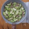 とろ~りジューシー!夏のごちそう【ヘチマ味噌そぼろ煮】の工程2