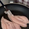 【鶏むね肉で】カレー風味のチキンカツ丼の下準備