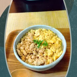 チョロリスの作ってみた!投稿(5分で絶品!【王道の鶏そぼろ丼】簡単・混ぜるだけ♡)