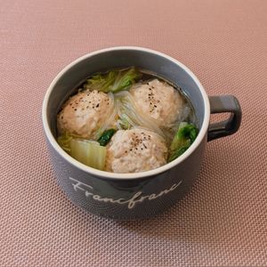 𝔂𝓾𝓶𝓲🍓の作ってみた!投稿(ふわふわ鶏団子と白菜のうま塩スープ)