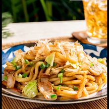 圧倒的な香ばしさ！究極の焼きうどん