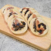 絶妙な味わい♪鶏むね肉のレーズンロール