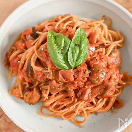 王道がやっぱりおいしい！ベーコンとナスのトマトソースパスタ