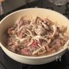 ヨーグルトで簡単!【ビーフストロガノフ】の工程2