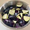 ごはんにのせたい！【なすと豚ひき肉の甘辛味噌炒め】の下準備