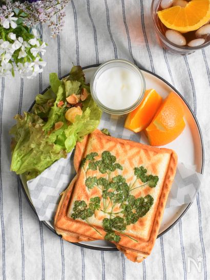 香る♪パセリのプレスフラワーホットサンド【ツナチーズ】