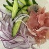 生ハムが和風に変身《にんにくごま味噌サラダ》の下準備