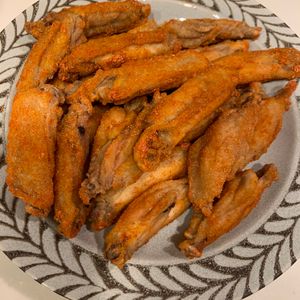 ぐ〜たら子の作ってみた!投稿(カリッとやみつき♪手羽中チキン棒【辛さ自由自在】)