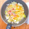 レタスとカニカマの【最強ふわとろ卵とじ】の工程3