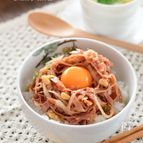 ロースハムのユッケ丼