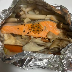 ゆっこの作ってみた!投稿(包んで放置！鮭とたっぷり野菜の西京ホイル焼き)