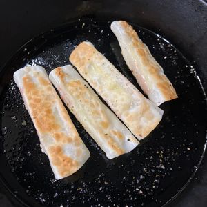 杏の作ってみた!投稿(ふふおつまみ♡【餃子の皮でちくわチーズ包み のり塩味】)